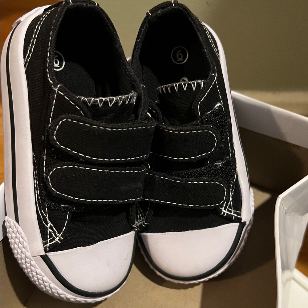 Airwalk Youth Black and White Velcro Sneakers - Picture 3 of 3